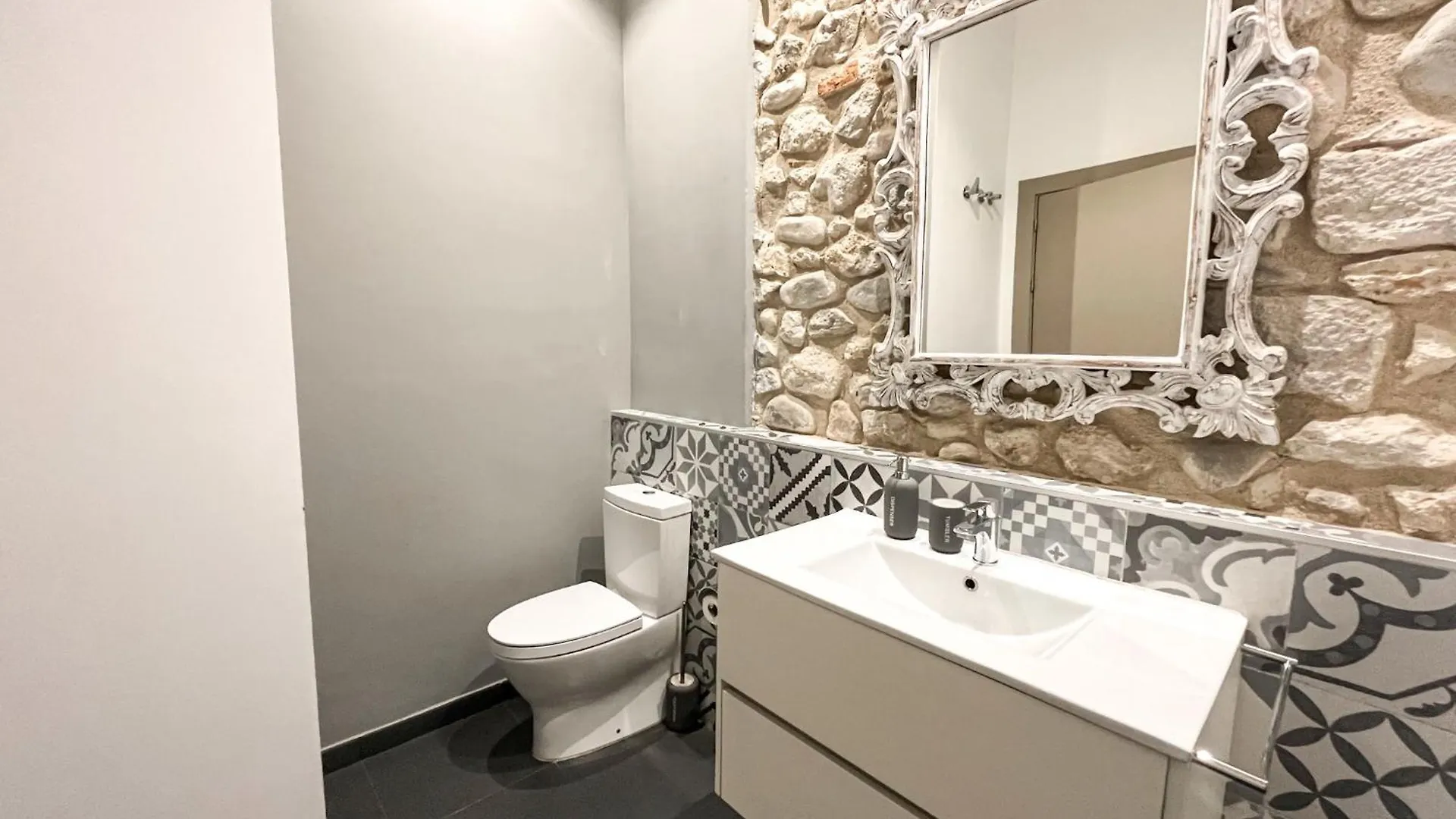شقة Old Town Duplex With Character خيرونا